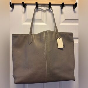 Coach L137-29429 XL Grey Pebbled Leather/Ivory Patent Trim Shopper Tote GUC